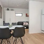 5 Person In Ansager-by Traum