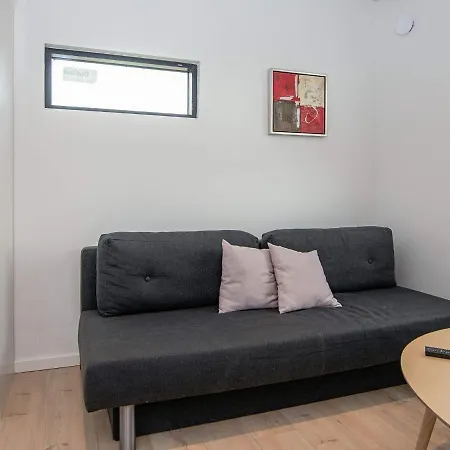 5 Person In Ansager-by Traum *