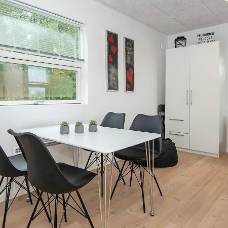 5 Person In Ansager-by Traum *